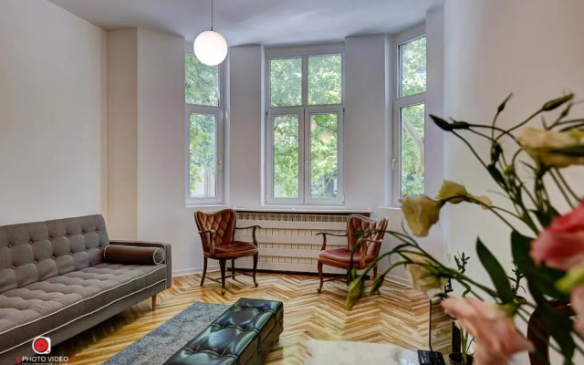 Class Vintage Apartment