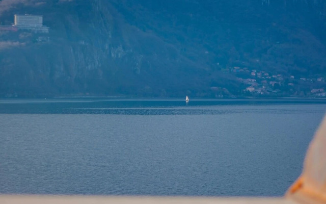 Easy Welcome Aglaia Luxury Lake View Apartment