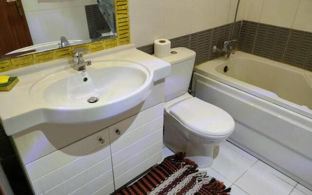 Lovely 2 bedroom condo with beach access & pool!