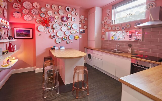 Host Stay The Artists Pad