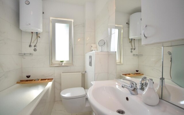 Beautiful Home in Zrnovnica With Wifi and 3 Bedrooms