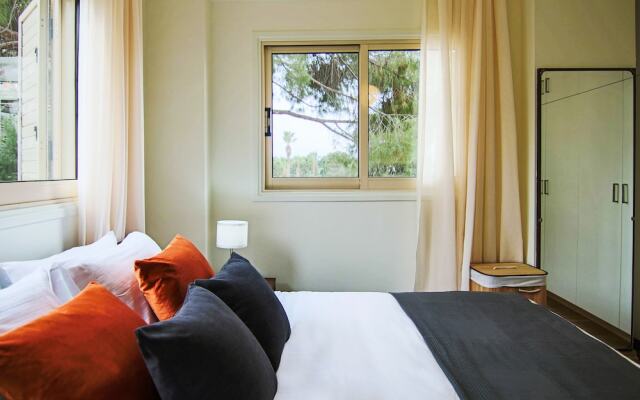 Phaedrus Living: City View Luxury Iras Flat 102