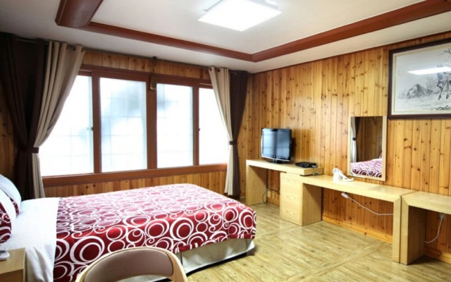 Seogwipo Hyeongjebawibada Pension
