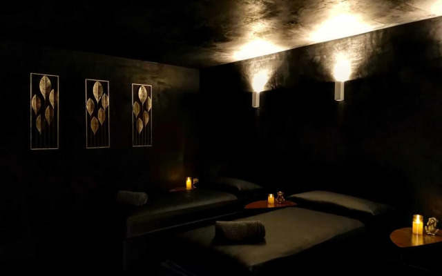 Charmant Petit Hotel