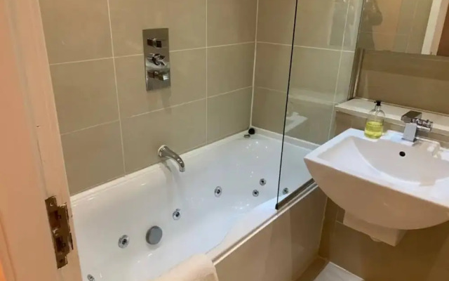 Contractor Bookers at Infinity Apartments