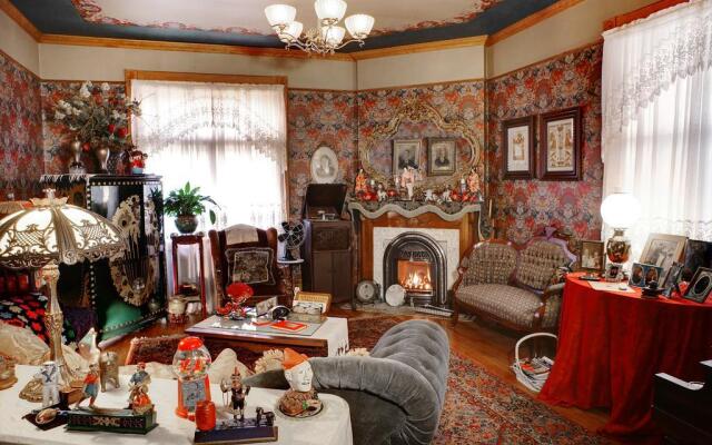 The Queen, A Victorian Bed & Breakfast