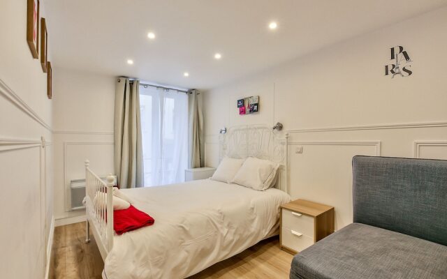 13 - Luxury Flat Eiffel Design 2