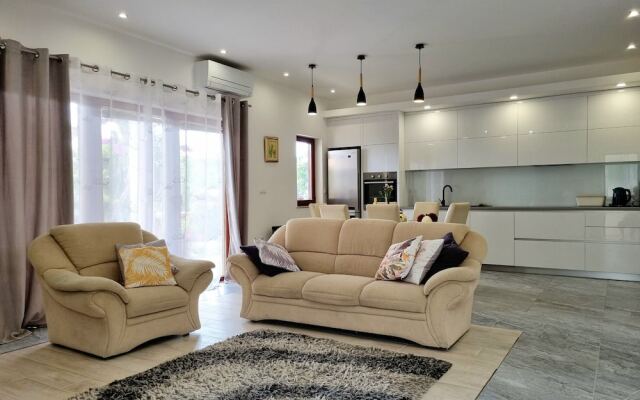 Large 120 m2 apt With Patio,1 min Walk From Beach