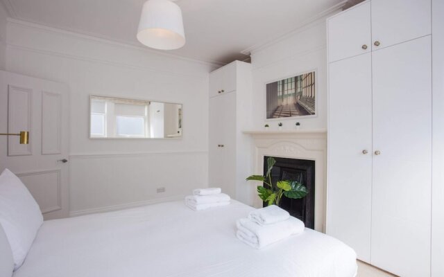 Stylish & Modern 3 Bed Flat in NW London With Garden