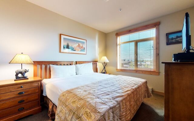 Sunstone 209 Ski-In Ski-Out, Gorgeous Mountain Views, Heated Pool Jacuzzi by RedAwning