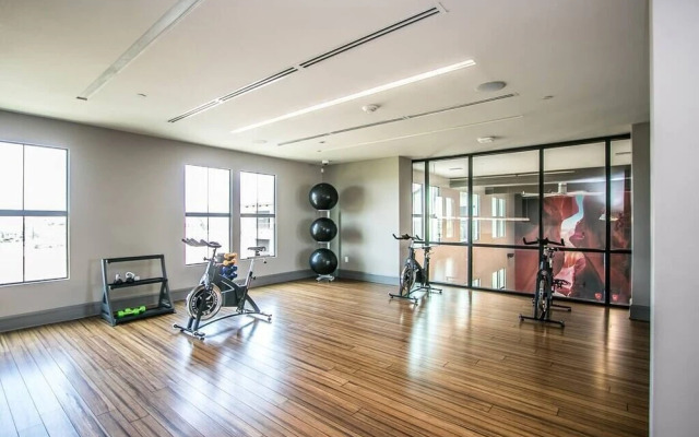 Rooftop Pool, Views, Close to Shops & Dining 1131