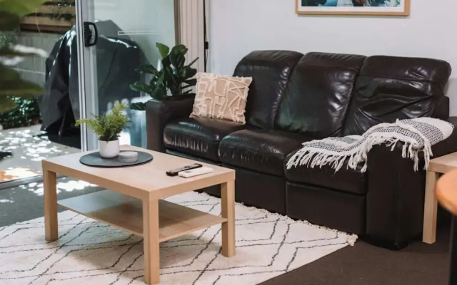 Comfy 1-bed With Spacious Courtyard & Parking