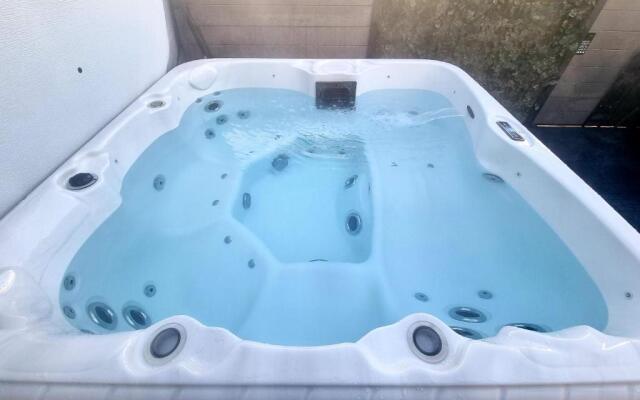 Apple Tree Lodge, Hot Tub, 3 Bedroom, 2 Bars