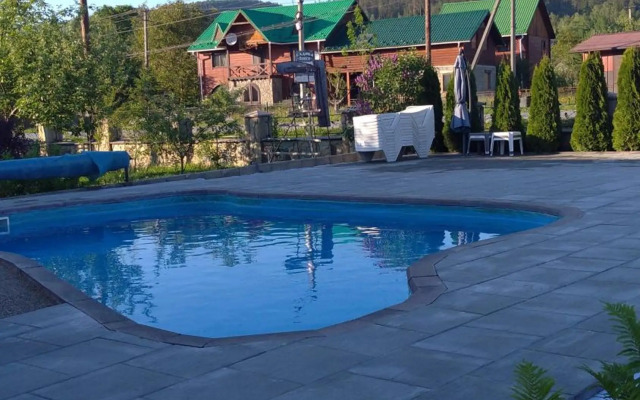 Садиба Янчар з Басейном