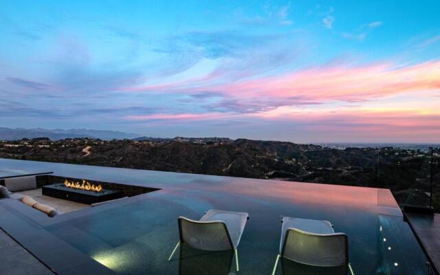Sophisticated Modern Retreat in Bel Air