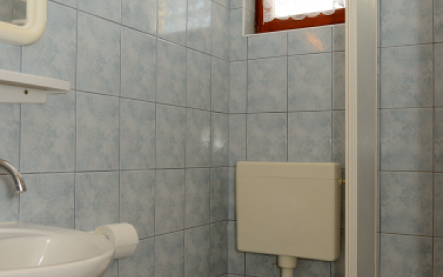 Studio apartment Port - great loaction and free parking: SA3 Murter, Island Murter