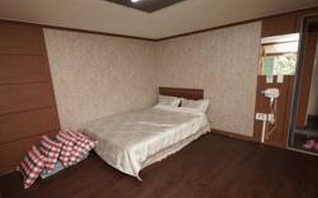 Paldogangsan Guesthouse