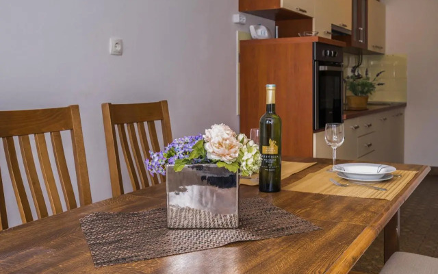 2 bedroom apartment/parking/market