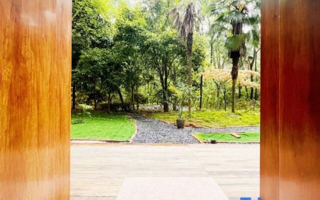 Weary people go back home