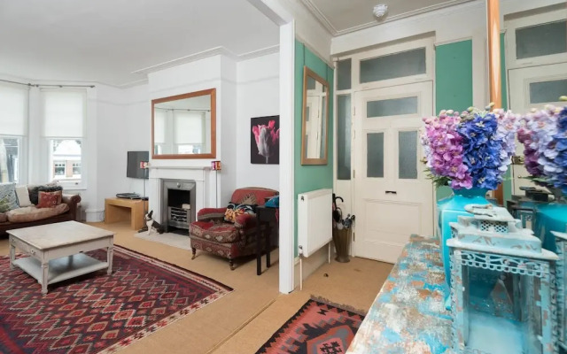Remarkable Richmond Home By The Tube Station