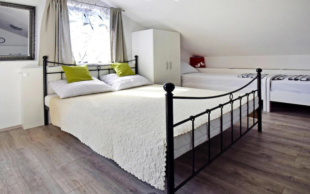 Apartment in Starigrad Paklenica only 200m from the sea