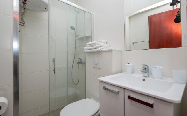 Amazing Apartment in Tucepi With Wifi