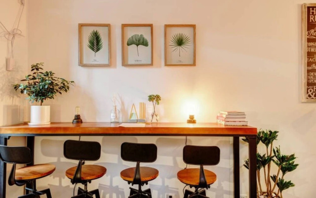 Welcome Home Courtyard - White Boutique