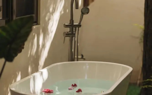Luxury Jungle Retreat Sleeps 10 Rooftop Pool