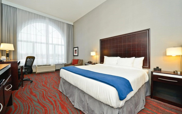 Holiday Inn Express & Suites Utica by IHG