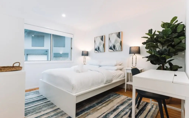 Lakeside 3-bed Apartment With Jacuzzi
