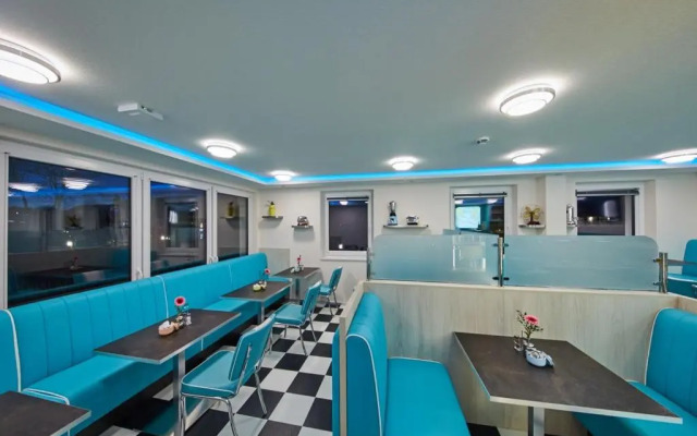 Bernstein Hotel "50`s Seaside Motel"