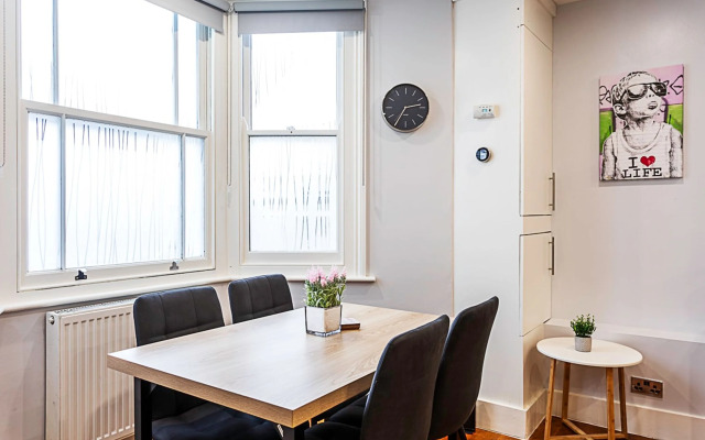 Bright Clapham Apartment