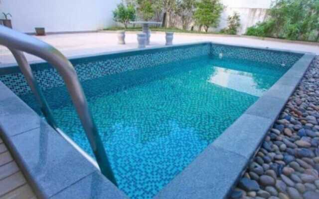 Moon River Yard Villa