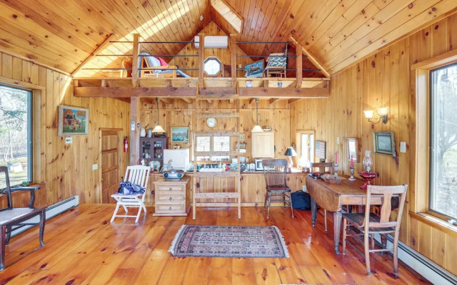 Stunning Lake & Mtn Views: Cozy Catskills Cabin!