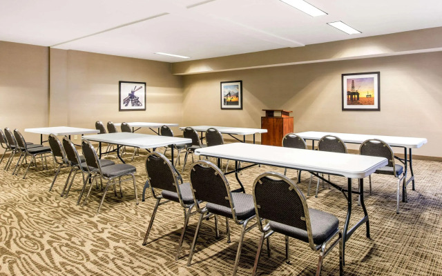 Comfort Inn & Suites IAH Bush Airport – East