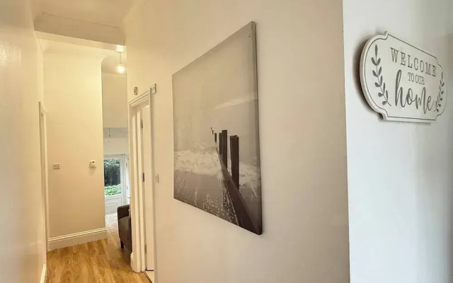 Modern Central Croydon Retreat