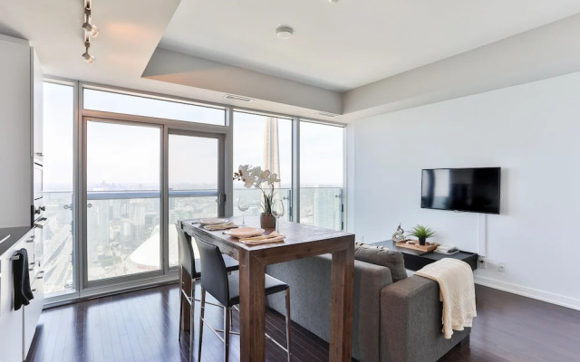 Luxury Lakeview Skyscraper by CN Tower