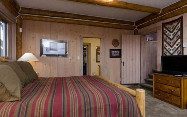 Ponderosa 6 Br Home by RedAwning