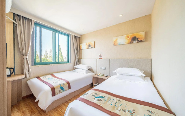 Orangewood Hotel (Shanghai Pengpu Xincun Subway Station)