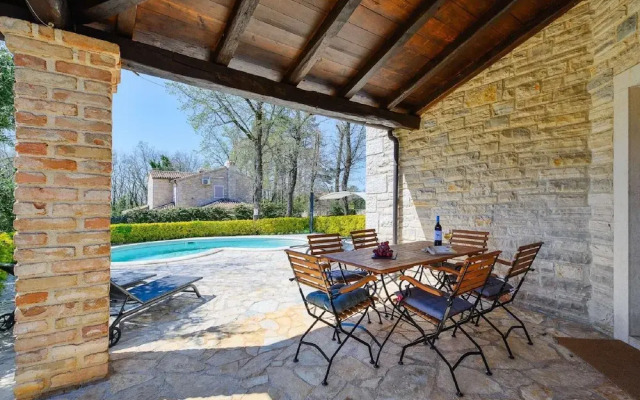 Beautiful Stone Villa in Tinjan With Swimming Pool