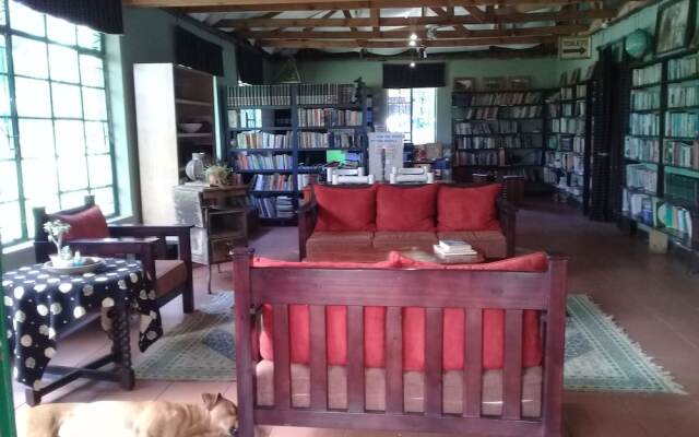 Stone Circle Lodge & Backpackers