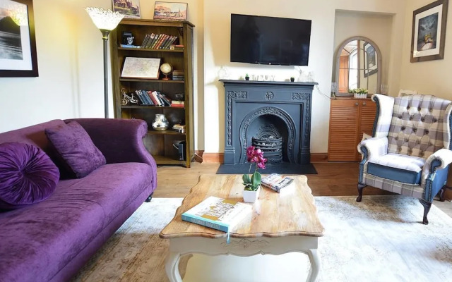 JOIVY Gorgeous Two Bedroom Apartment With Castle Views