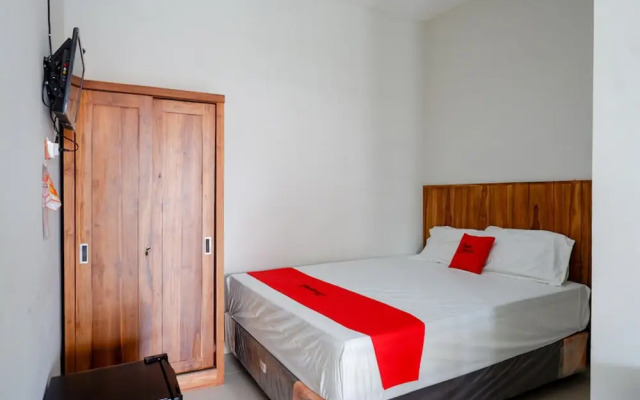 RedDoorz Plus Syariah near Stasiun Tegal 2
