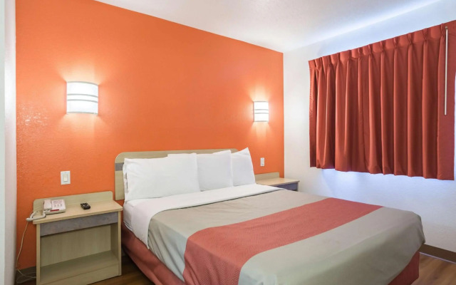 Motel 6 Dale, IN