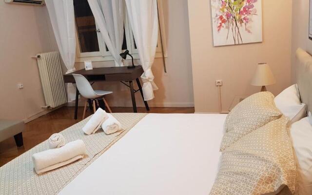 Olive Apartment- Athens Center, 4 BD, 1.5 BATH