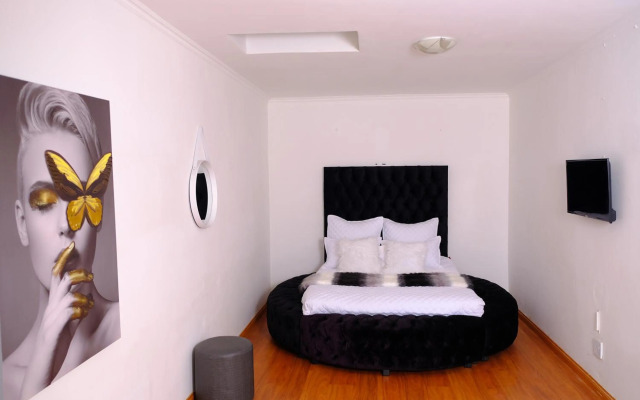 Selina Airport Lodge #Emzini