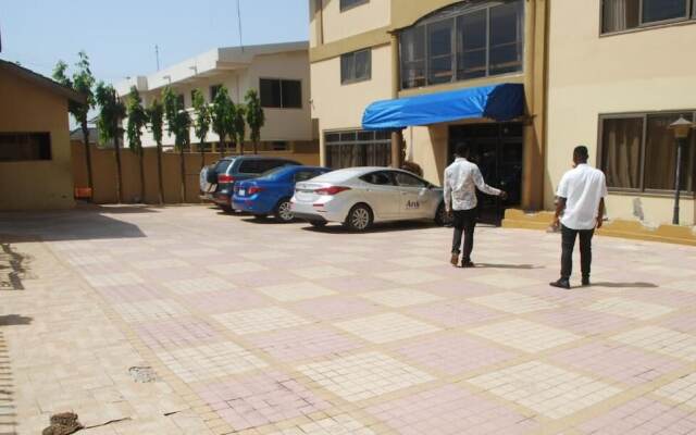 Ampoma Hotel