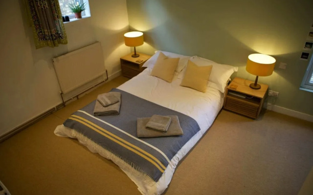 Inviting & Secluded 1BD House w/ Patio - Peckham!