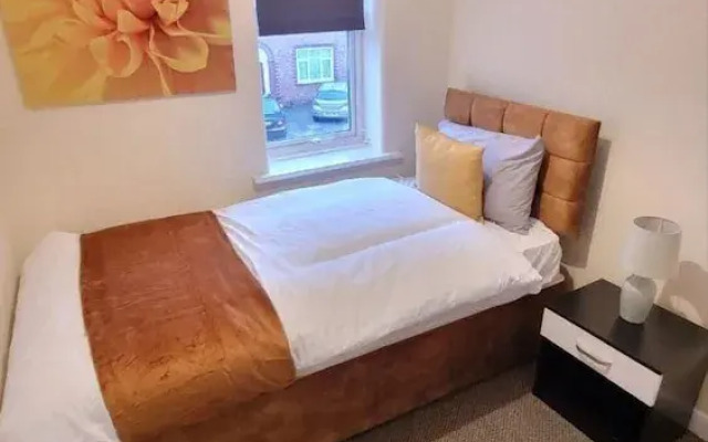 Warrington - House - Sleeps 10 - Parking - Garden