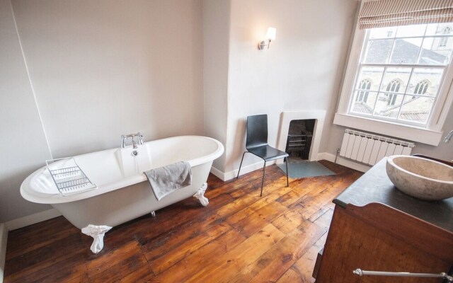 Spacious 5 Bed Ideally Located in the Heart of Historic Bath City Cent